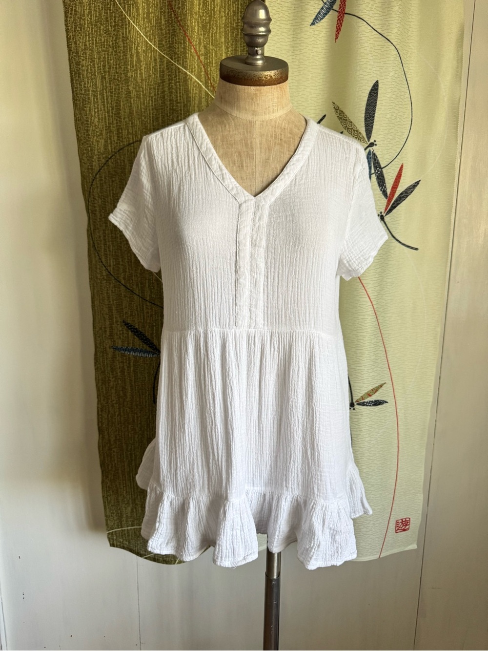 beachlunchlounge White V-Neck Ruffle-Hem Tunic Dress